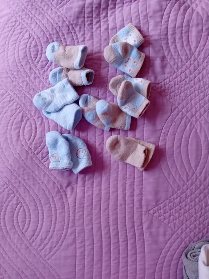 Lot de petites chaussettes bébé.