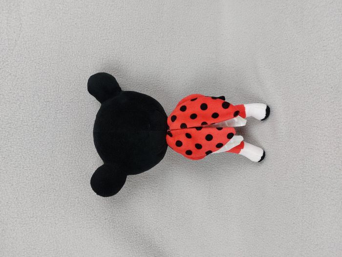 Peluche doudou poupée fille coccinelle SOCIETE GENERALE rouge noir fleur 27 cm - photo numéro 2