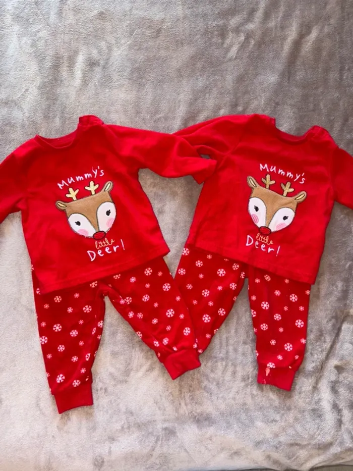 Lot de deux pyjamas de Noël pour jumeaux taille 6/9 mois primark en très bon état