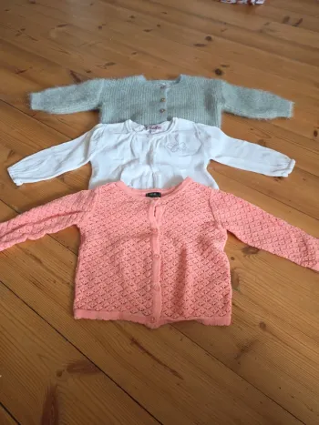Lot de 3 vestes en 6 mois.