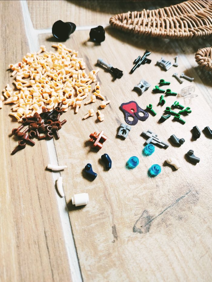 🔧Lot de diverses pièces accessoires Compatible Lego mains, casques star wars - photo numéro 2
