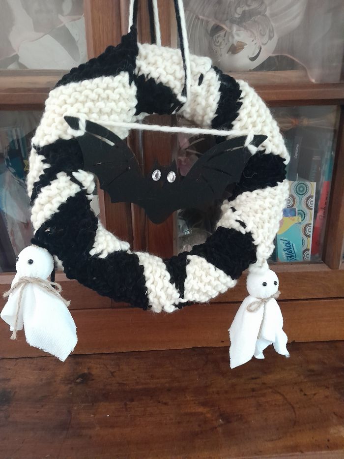 Couronne Halloween Superbe couronne halloween en laine avec chauve souris et fantôme
P
