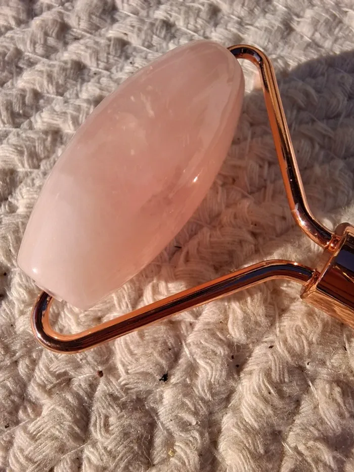 Roller de Massage en Quartz Rose – Neuf & Élégant - photo numéro 3