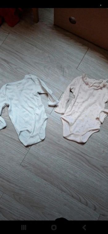 Lot de bodys Kiabi 12mois 74cm ajourées 👻