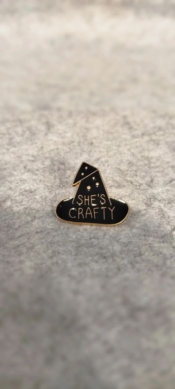🍄 pin's chapeau de sorcière she is crafty