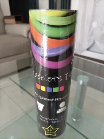 Boite de 100 Bracelets FLUO à craquer avec connecteurs