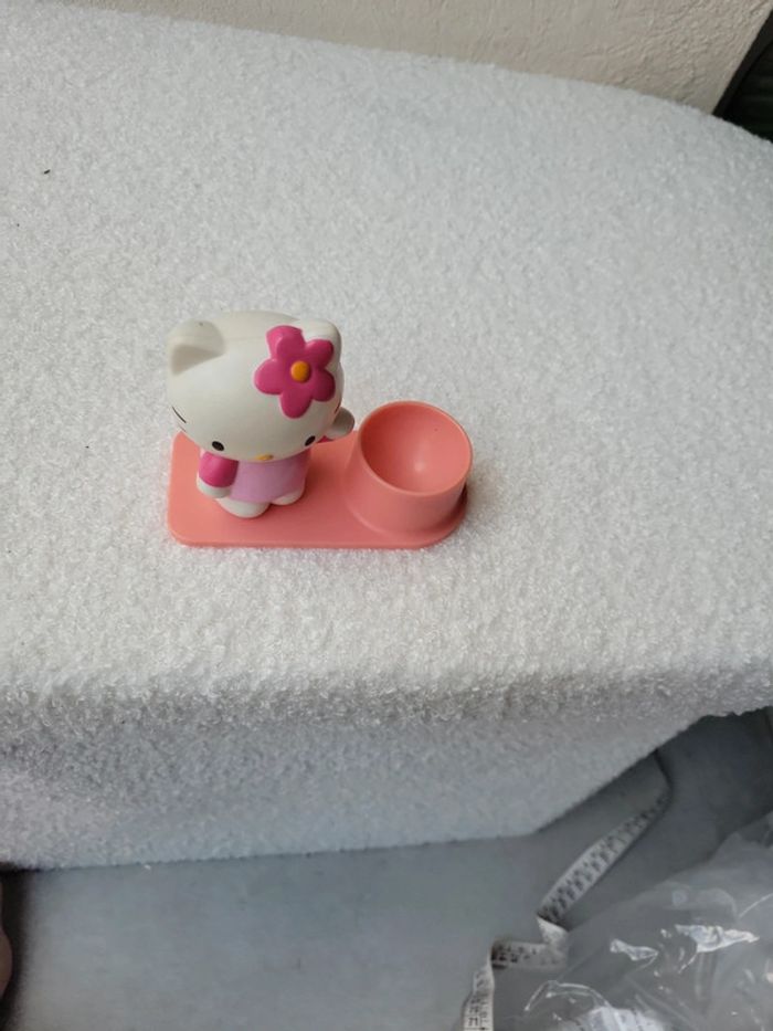 Coquetier avec jouet hello kitty pour enfant oeif à la coque - photo numéro 2