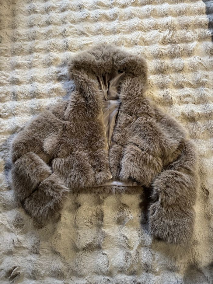 Manteau d’hiver court a poil, et bandes simili