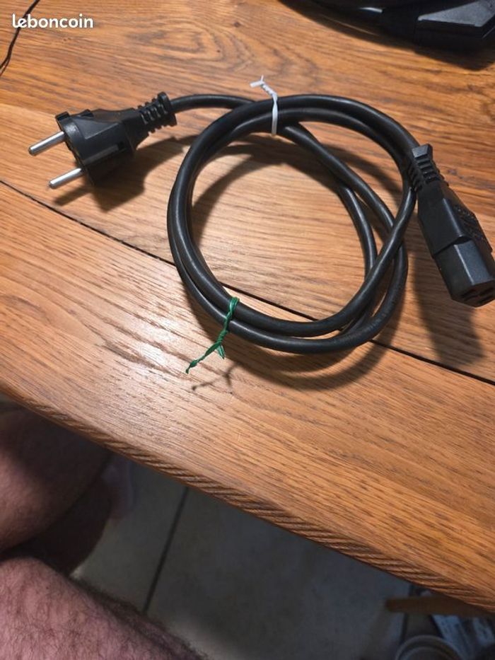 Câble alimentation  noir 1m30 / très bon état