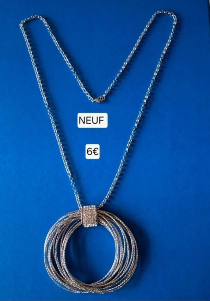 Collier fantaisie long NEUF avec pendentif argenté