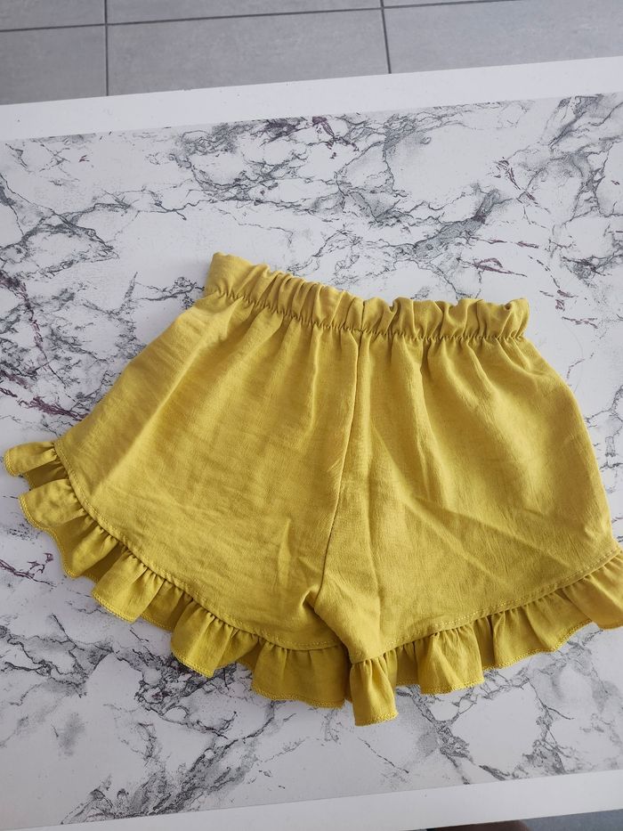 Short jaune - photo numéro 2