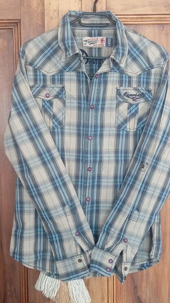 Chemise beige et bleu
