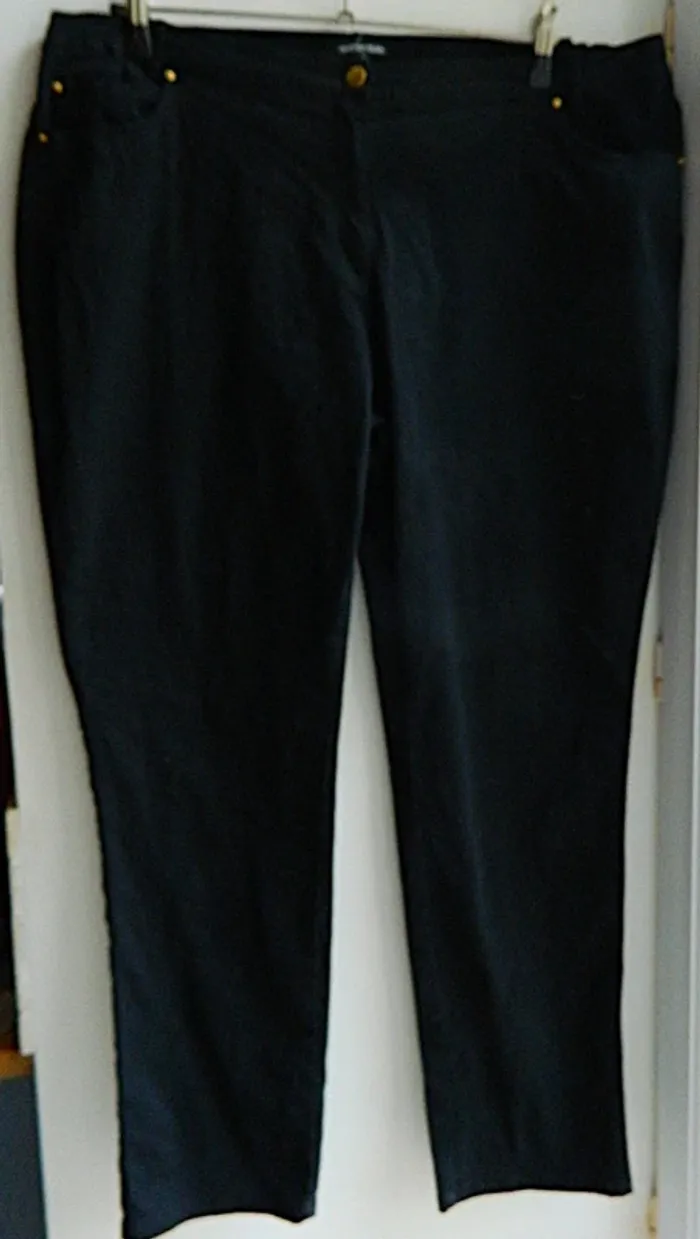 Pantalon T 52 "Anne Weyburn" neuf
