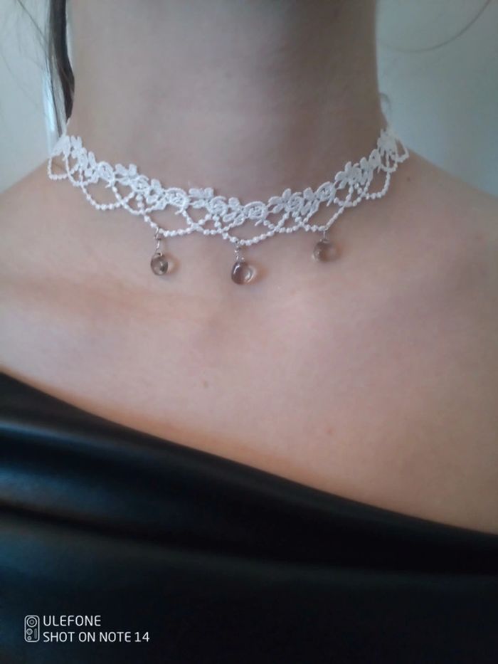 Collier tour du cou dentelle blanche et pierres naturelles de quartz fumé