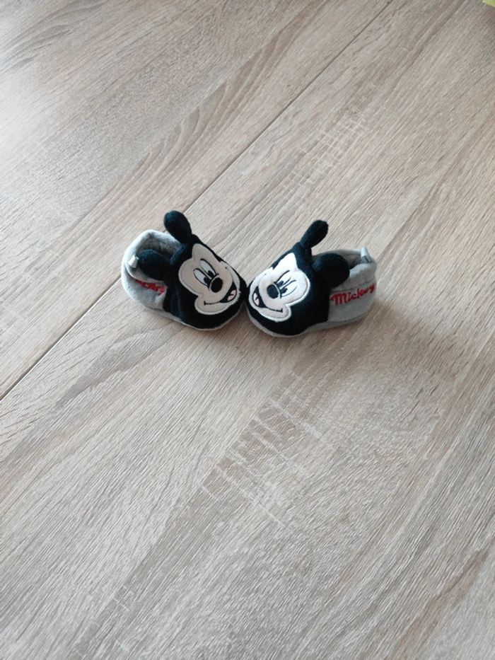 Petits chaussons Mickey - photo numéro 2