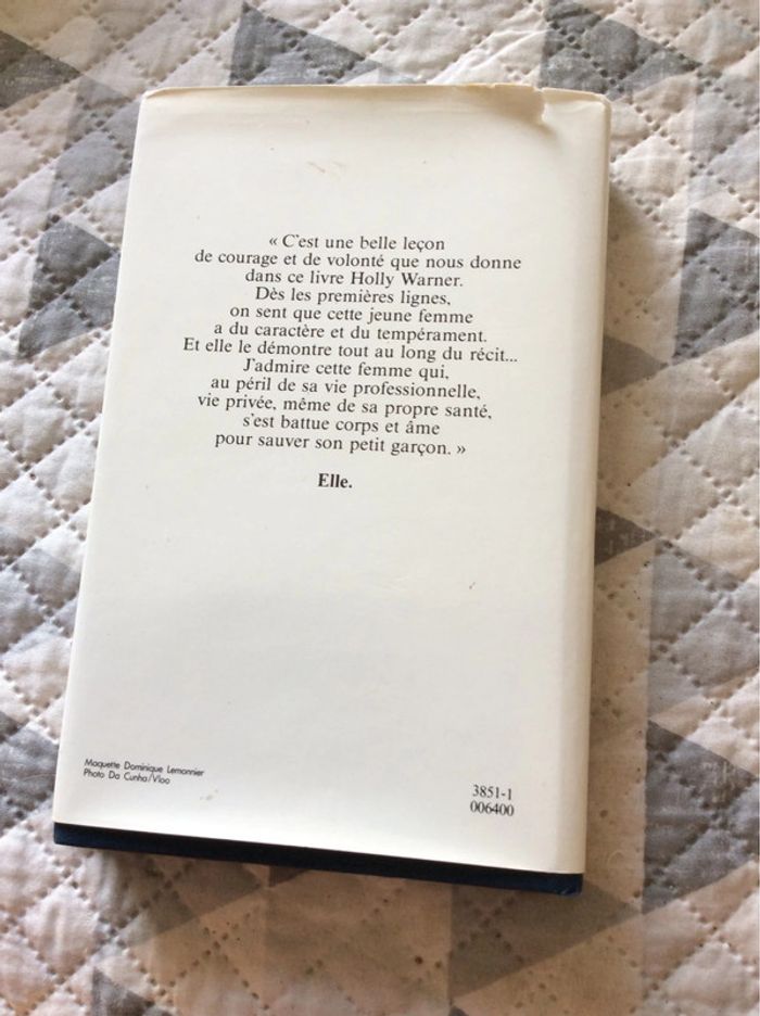 #le livre dont le héros se tient debout Holly Warner - photo numéro 4