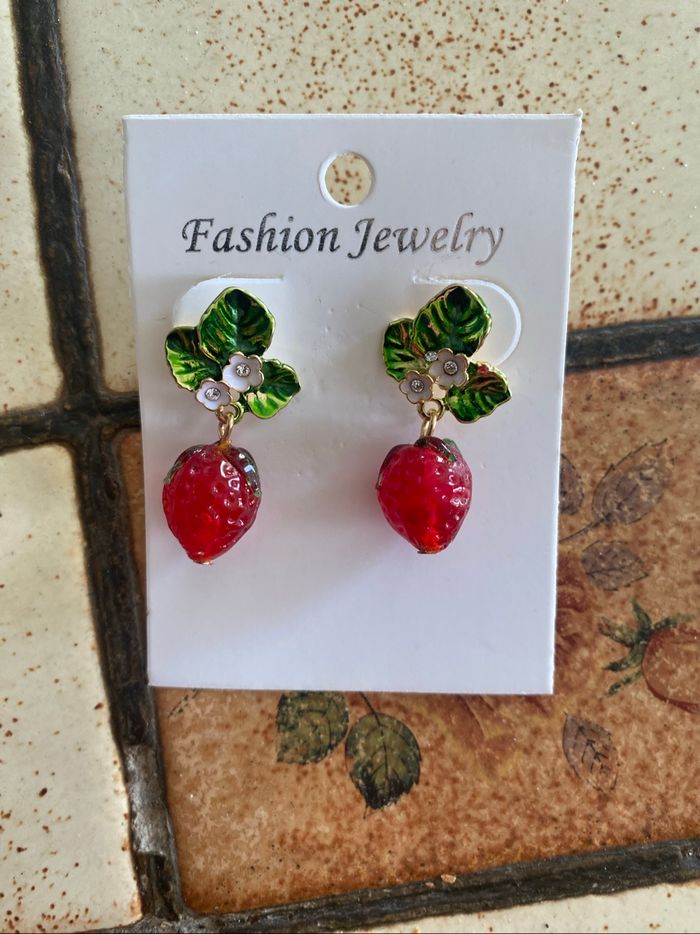 Boucle d’oreille fraise