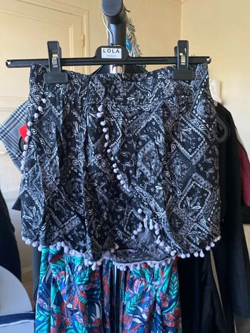 Porte noire avec pompon