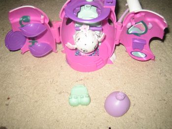 zoobles flocon de neige avec un petit chalet tronc