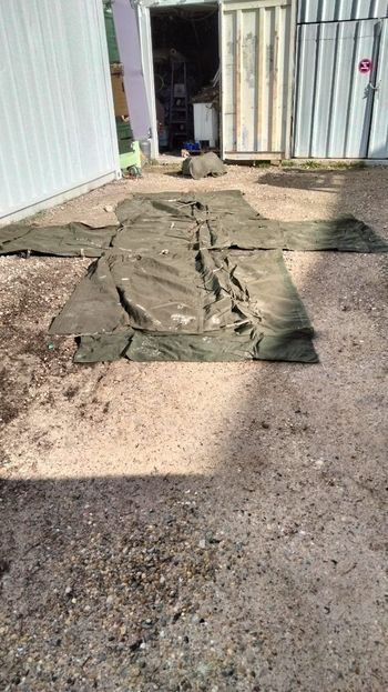 Un morceau de bâche de tentes très épaisse 