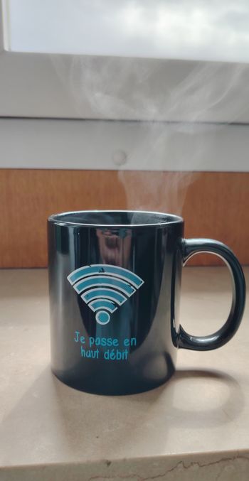 Tasse magique thermoréactive WiFi – Je passe en haut débit
