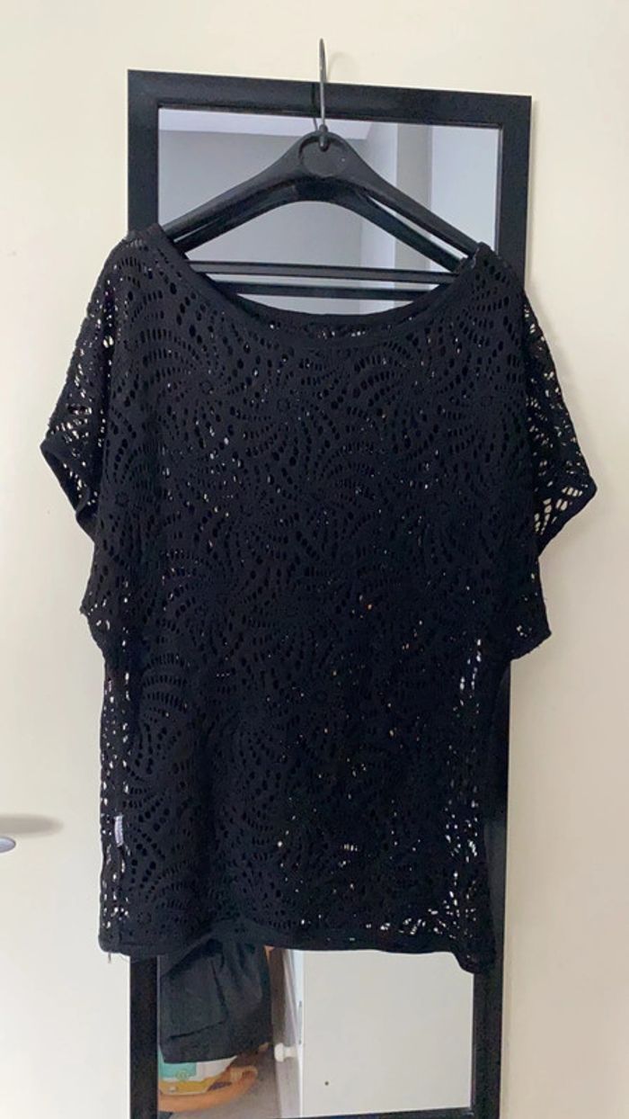 Teeshirt à trou noir - photo numéro 2