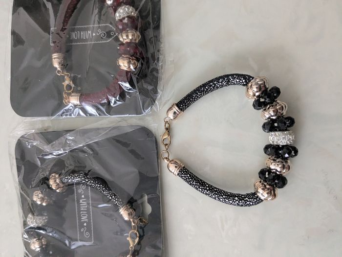 Lot de trois beaux bracelets neufs.