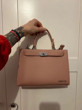 Sac à main label rose.
