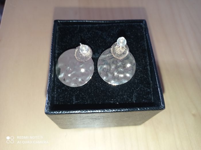 Paire de boucles d'oreilles dorées et noires martelées, NEUVE - photo numéro 2