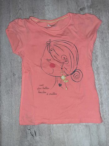 T shirt 8 ans neuf