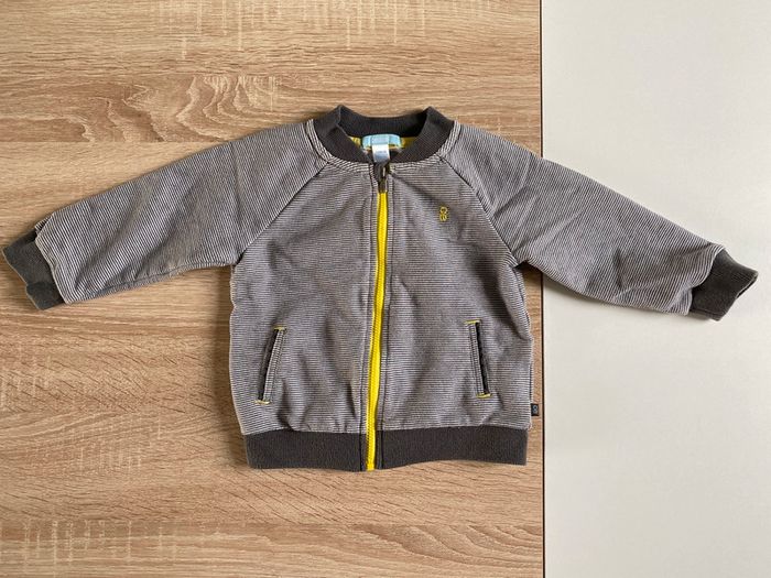 Veste rayé gris blanc jaune avec coudières obaibi 18 mois