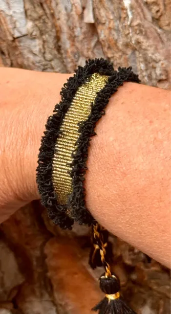 Bracelet manchette fils tissés lins réglable pompons médaille acier de la marque habaha Paris