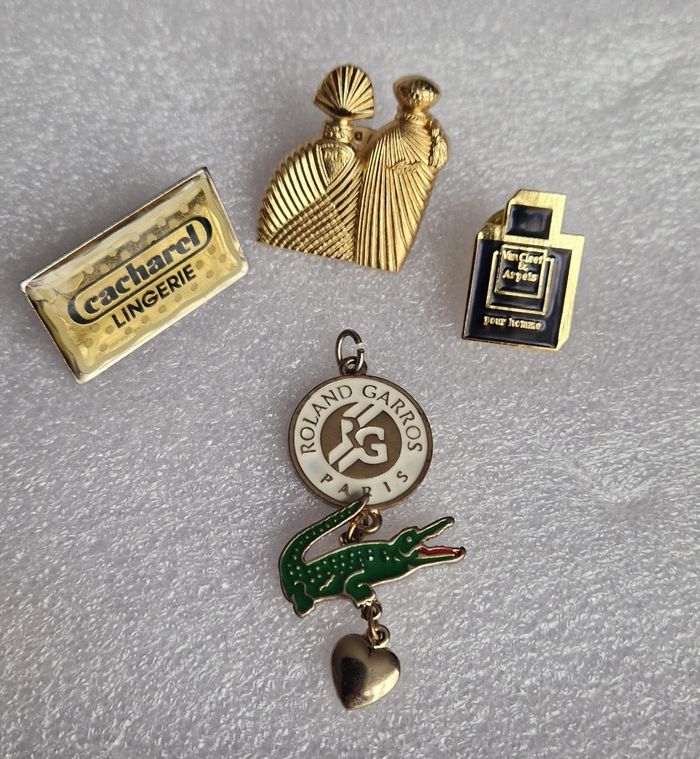 ✨ Lot de 4 pin’s vintage – Cacharel, Van Cleef & Arpels, Roland Garros, Couple doré - photo numéro 5