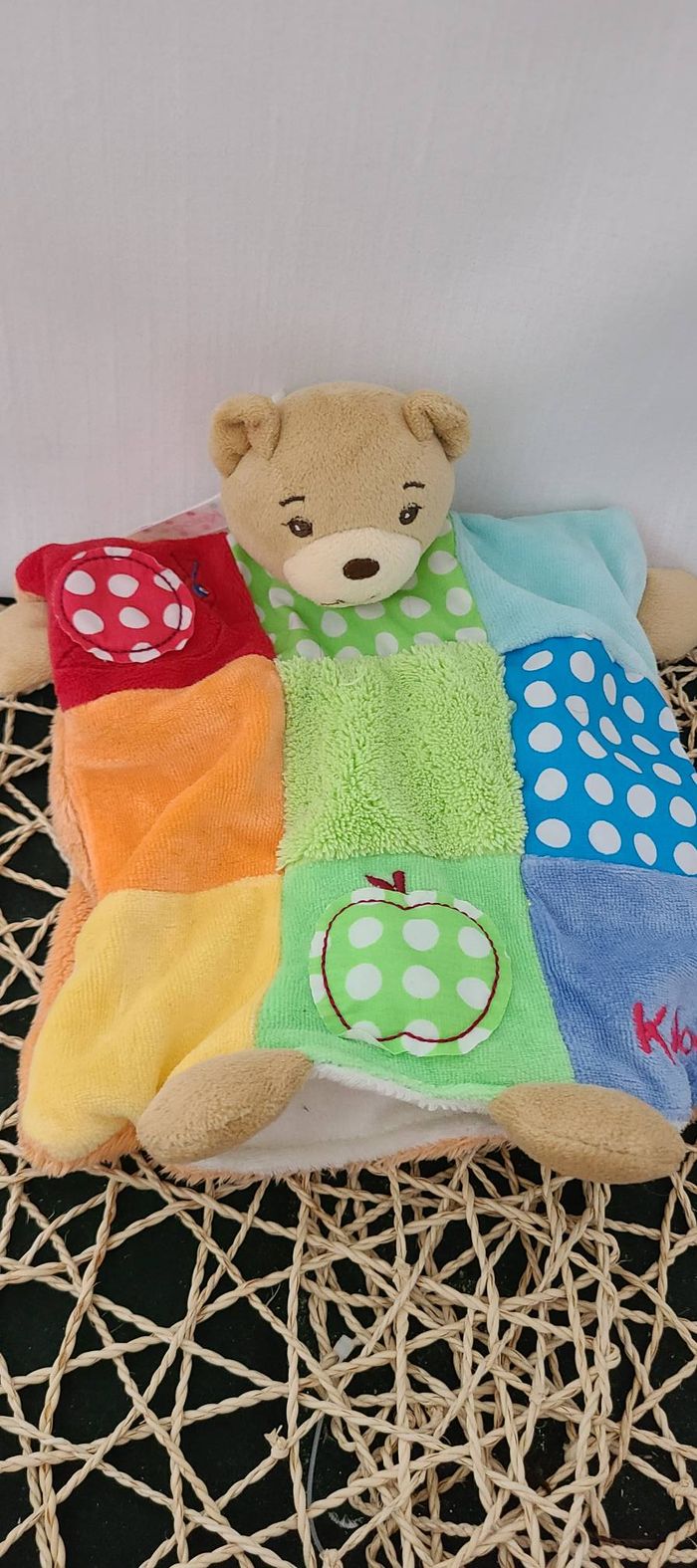 Doudou plat ours bleu rouge vert jaune pomme escargot KALOO