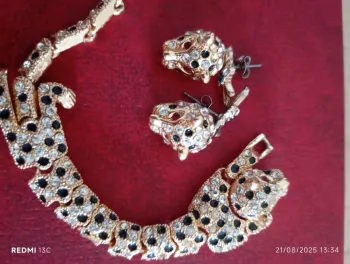 Parure léopard plaqué