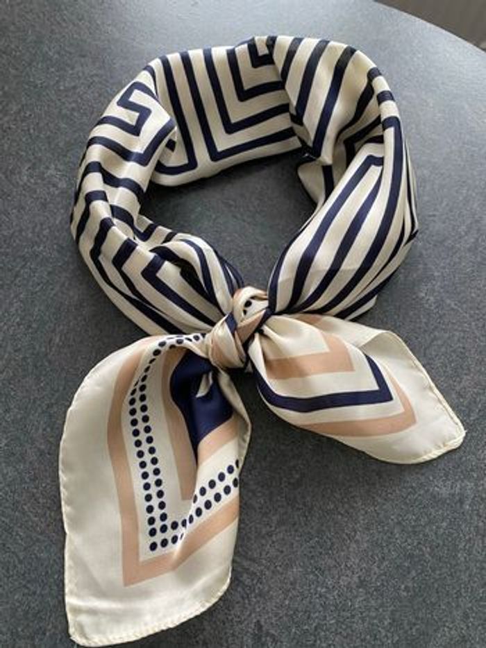 Magnifique foulard bleu marine et beiges
