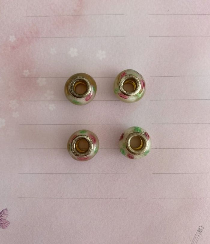 Lot de 4 charms en verre motifs fleurs