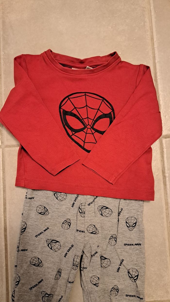 Joli pyjama 2 pièces spiderman 3 ans - photo numéro 2