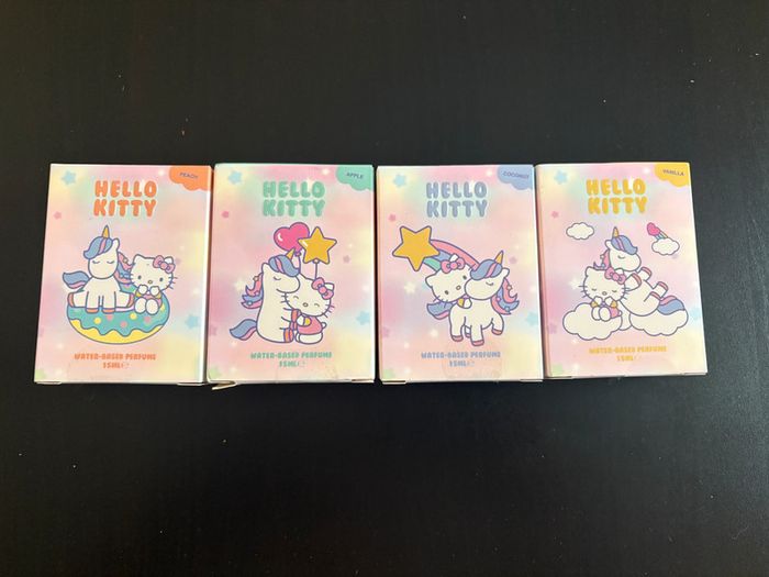 Lot de 4 mini-parfums Hello kitty