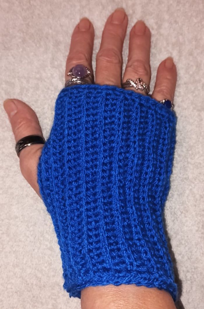 Mitaines "Cobalt" fait main au crochet taille M / L - photo numéro 4