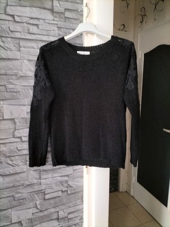 Pull noir grosse maille ajourée broderie sur les épaules et manches taille L/Xl
