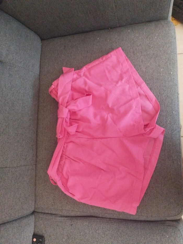 Short neuf rose avec ceinture - photo numéro 2
