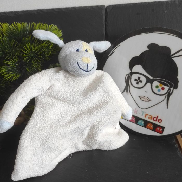 Doudou plat chien blanc éponge Kimbaloo la halle lapin tête bleu jaune hochet