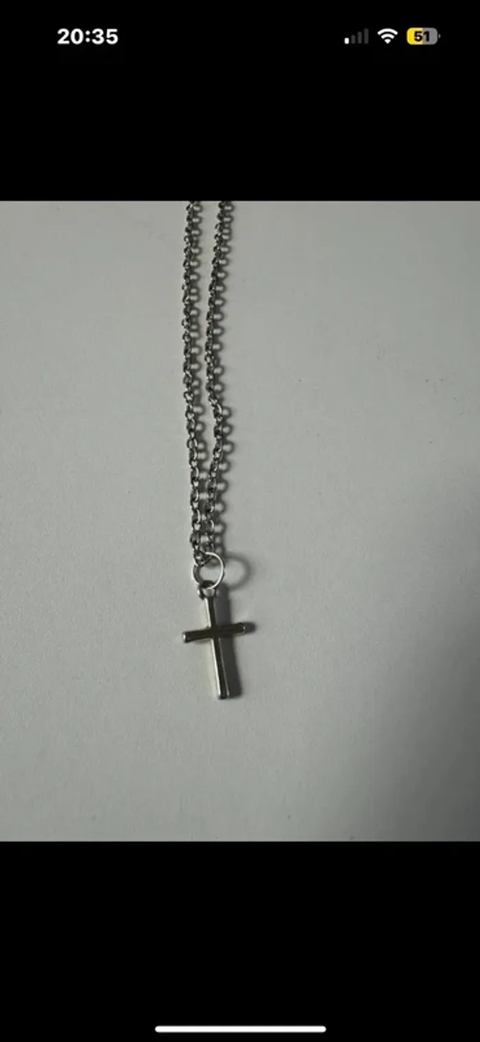 Chaîne couleur argent avec croix