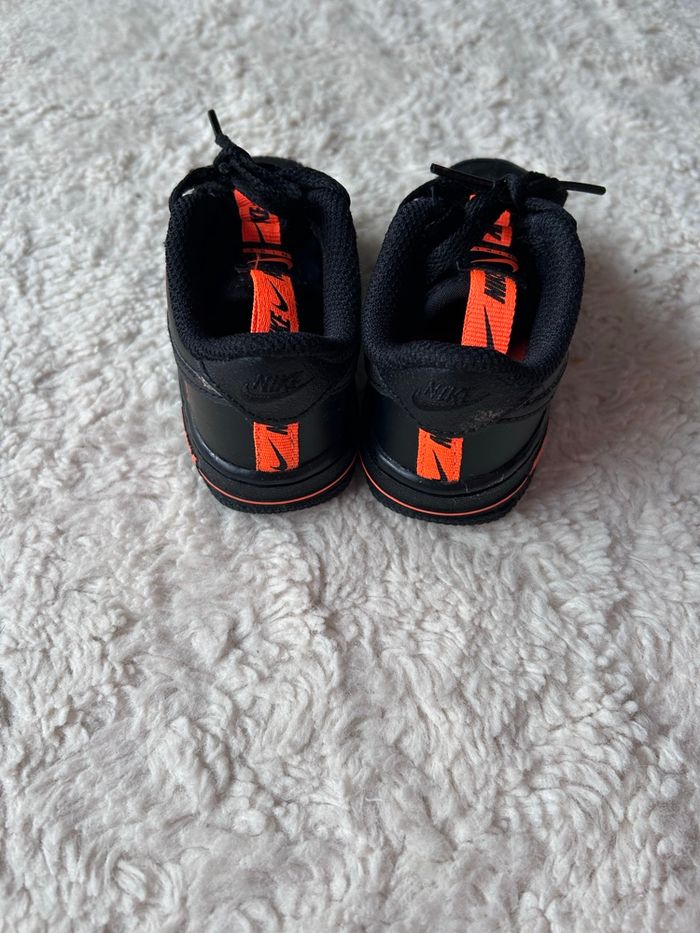 Baskets Nike Force 1 LV8 KSA bébé Noir et Orange Taille 22 - photo numéro 4