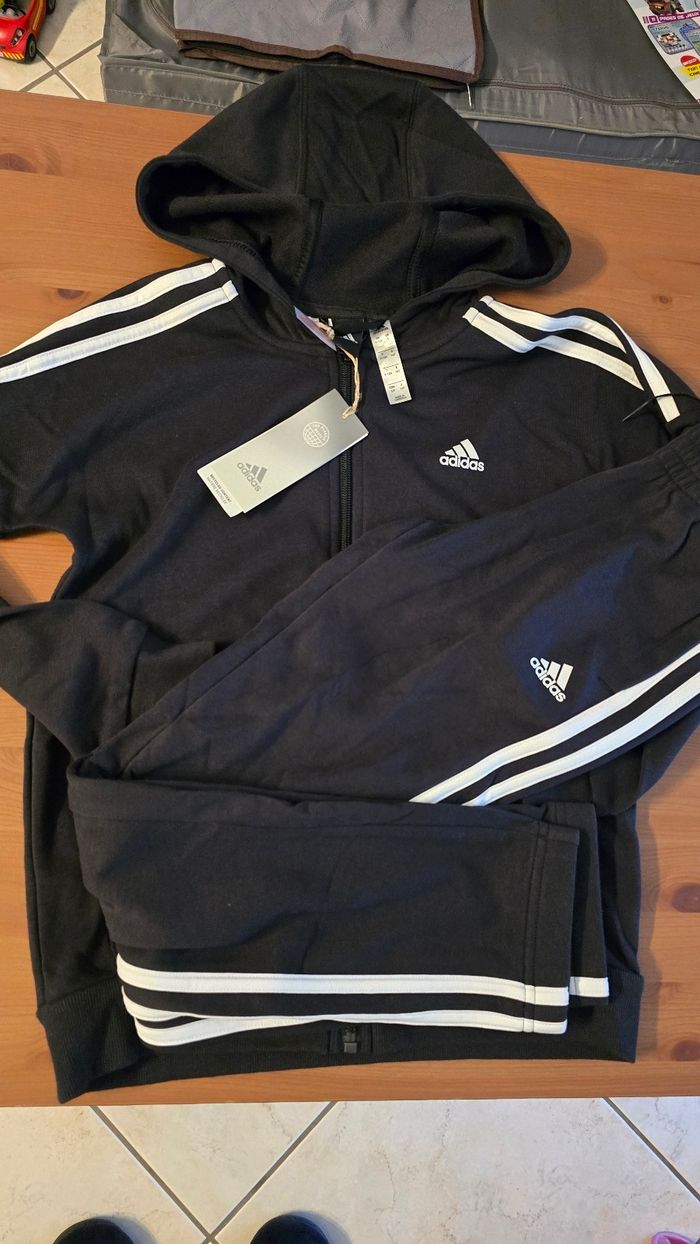 ( Neuf non porté)  🏷🥰➡️survetement unisex adidas 10 ans 🥰😍