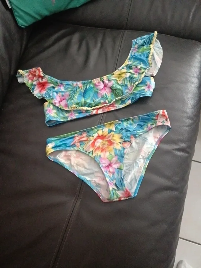 Magnifique maillot deux pièces calzedonia 10 ans
