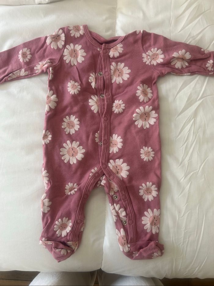 Lot bodies fille + pyjama - photo numéro 2