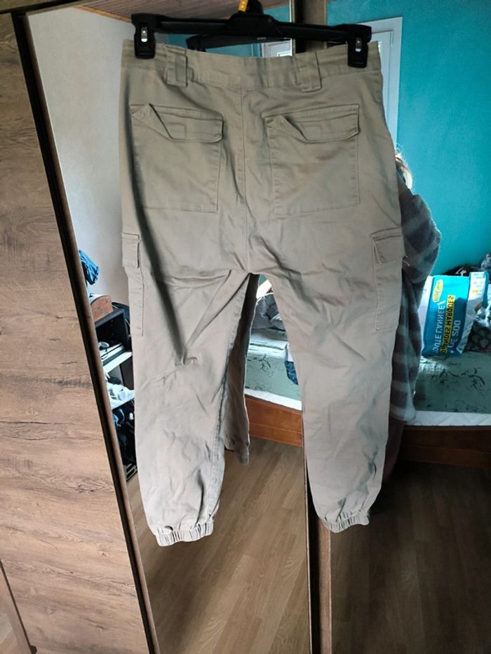Pantalon cargo beige. Multi poches. Chevilles avec élastique - photo numéro 4
