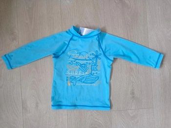 Tee shirt anti UV bleu et jaune 2 ans Decathlon